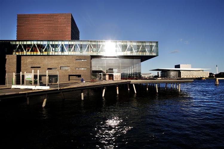 En bro mellem operaen og skuespillet kan blive inddraget i planlægningen, hvis Folketinget tager over fra København i sag om parkeringsanlæg. 