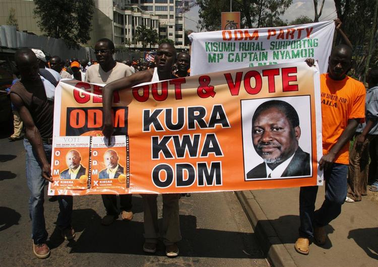 Tilhængere af Kenyas oppositionsleder, Raila Odinga, fører kampagne før præsidentvalget 27. december. 