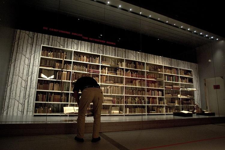 En brite er mistænkt for at stå bag et omfattende korttyveri på Det Kongelige Bibliotek i 2001. 