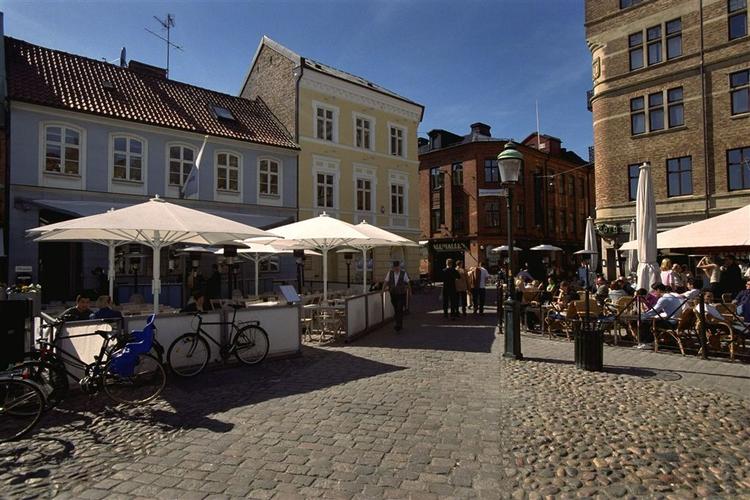 Der er mange gode ting ved Malmø - her cafeerne på Lilla Torg - men økonomisk er det ikke længere en fed fidus at købe lejlighed her fremfor København. 