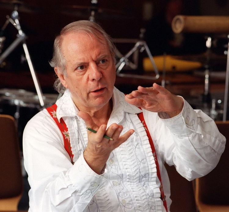 Karlheinz Stockhausens centrale vokalværk fra 1960'erne 'Stimmung' er indspillet smukt af Paul Hillier og hans danskbaserede Theatre of Voices. 