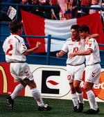 Michael og Brian Laudrup jubler sammen under EM i fodbold 1996. 