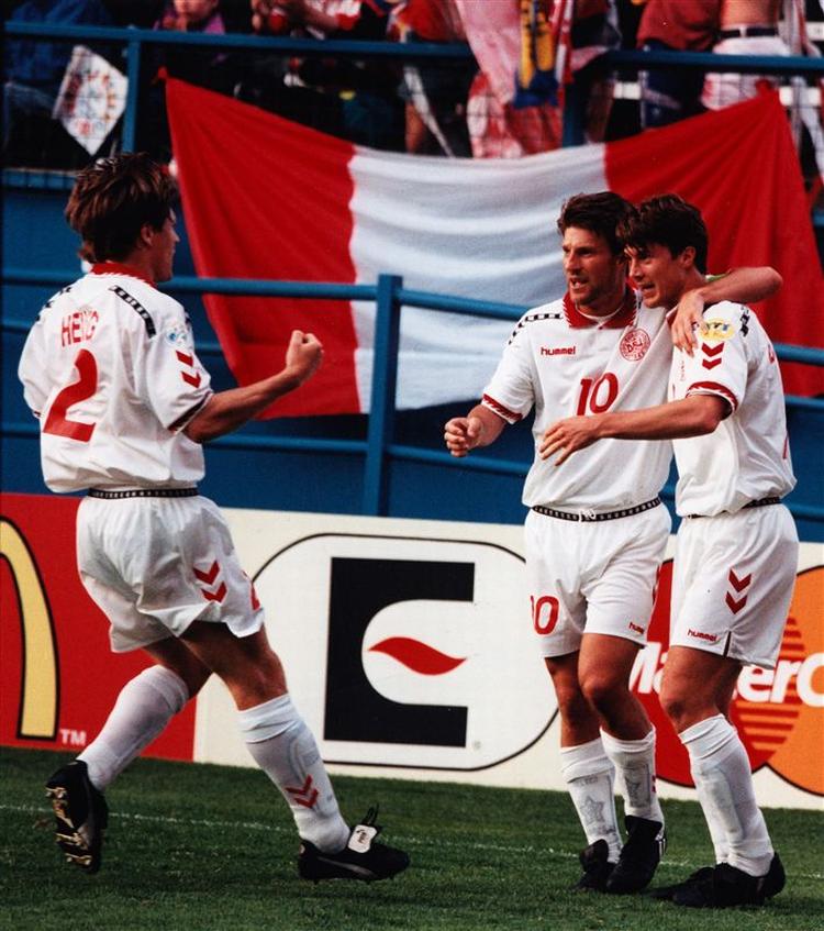 Michael og Brian Laudrup jubler sammen under EM i fodbold 1996. 