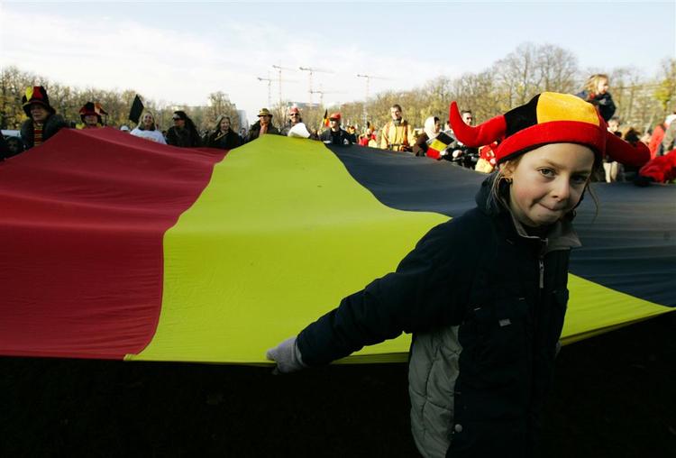 Det har hidtil været umuligt at danne en regering i Belgien, fordi landets politiske del er delt op i vallonske og flamske partier, som forsøger at trække landet i hver sin retning. Men i nat lykkedes det. 