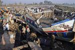 vragrester fra det forulykkede  pakistanske ekspres-tog ligger spredt over et stort område. 