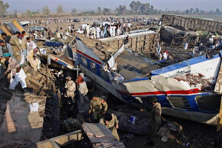 vragrester fra det forulykkede  pakistanske ekspres-tog ligger spredt over et stort område. 