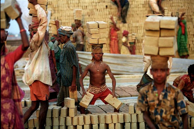 Drengen er en af de 3,3 millioner børnearbejdere i Bangladesh, der udnyttes groft som billig arbejdskraft. Billedet har vundet 2. pris som årets børnebillede. 