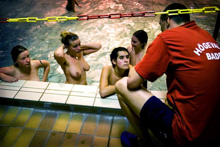 Den feministiske aktionsbevægelse Bara Bröst indtog Högevallsbadet i Lund i oktober. 