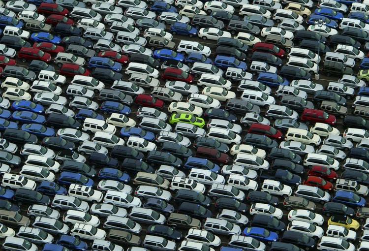 Hundredvis af nye Chryslerbiler venter på at finde en ejer. Fra 2020 skal alle biler i USA køre mindst 15 kilometer per liter benzin. 