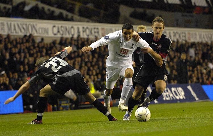 AaB's Andreas Johansson(t.h) og Tomas Enevoldsen(23) i kamp om bolden med Tottenhams Jermaine Jenas i de to holds UEFA-cup-opgør på White Hart Lane. 