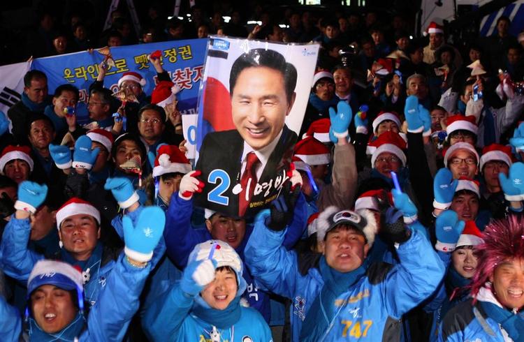 Tilhængere af Lee Myung-Bak i Seouls gader. 