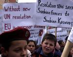 Kosova-serbere protesterer mod EU's planer om at sende politi og anklagere til Kosova. 