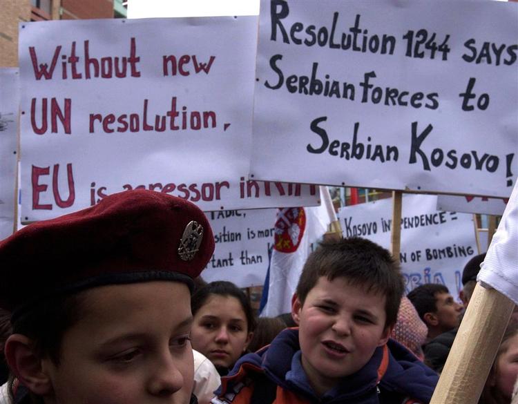 Kosova-serbere protesterer mod EU's planer om at sende politi og anklagere til Kosova. 