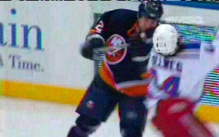 Chris Simons overfald på Ryan Hollweg sidste sæson, der gav 25 spilledages karantæne til New York Islanders-spilleren. 