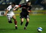 Aab's Thomas Enevoldsen(T.H.) i kamp med Hapoel Tel Avivs Dani Bondarv. 