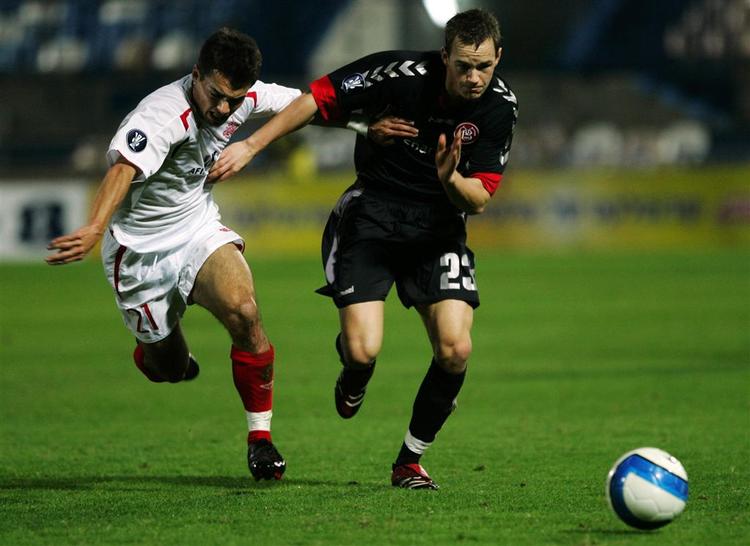 Aab's Thomas Enevoldsen(T.H.) i kamp med Hapoel Tel Avivs Dani Bondarv. 