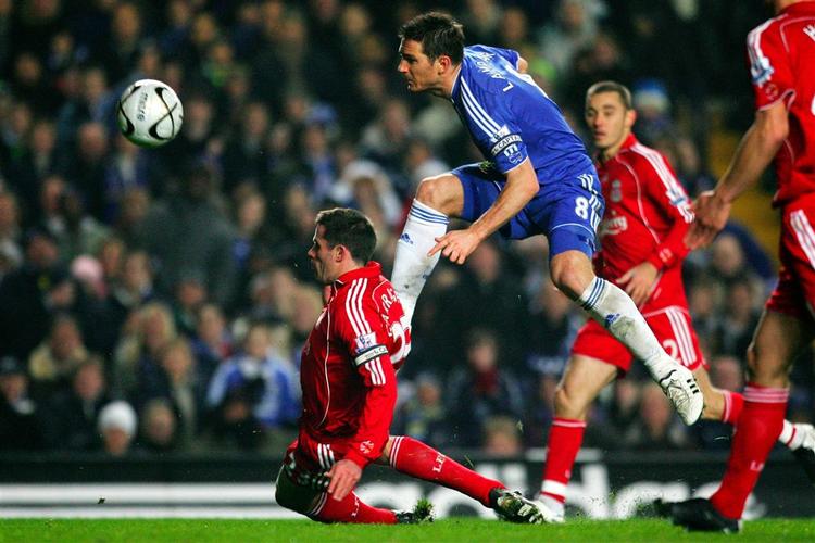 Chelsea Frank Lampard får rettet sit skud af, da Jamie Carragher blokerer, og bolden sejler i en bue over Liverpools målmand. 
