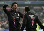 Bayern Münchens Luca Toni(t.v.)fejrer det første af sine fire mål i kampen mod Aris Saloniki med holdkammeraten Franck Ribery. 