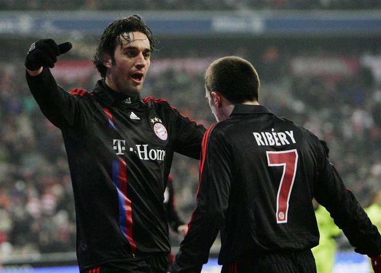 Bayern Münchens Luca Toni(t.v.)fejrer det første af sine fire mål i kampen mod Aris Saloniki med holdkammeraten Franck Ribery. 