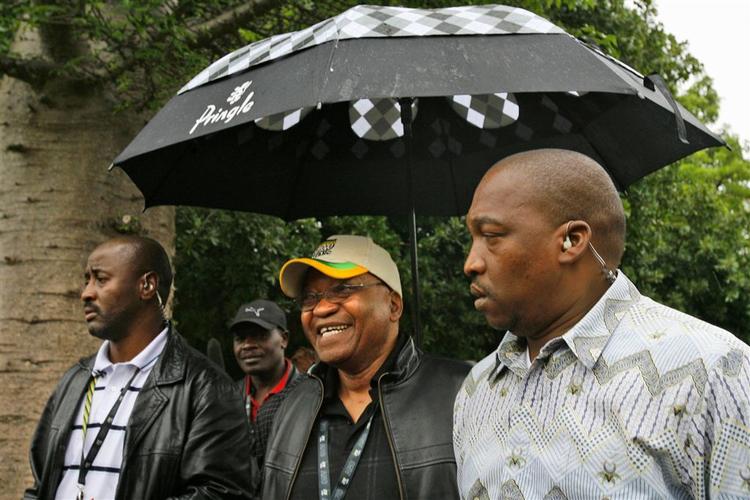 En storsmilende Zuma efter valgsejren i tirsdags. 
