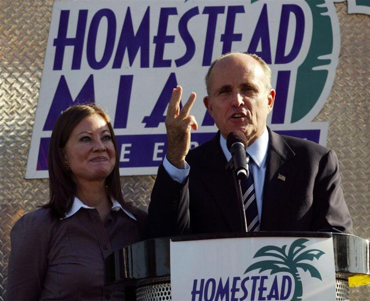 Rudolph Giuliani og hans kone Judith ses her forud for et Nascar-løb i Miami, Florida. 
