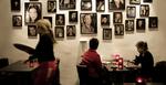 Paparazzis naboskab med Grand fornægter sig ikke, når man følger den røde løber fra Mikkel Bryggers Gade og ind på den nyindrettede café, der er udsmykket med fotografier af Hollywoodstjerner og filmplakater. 