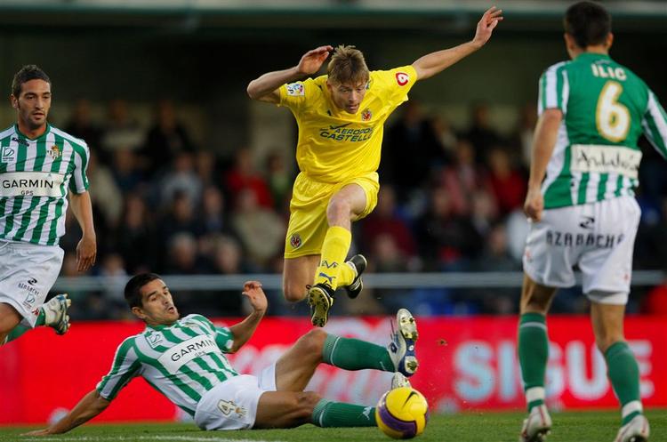 Jon Dahl Tomasson og Villarreal skal til Leningrad i deres næste UEFA Cup-kamp. 