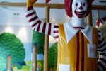 Han ser rar ud, Ronald McDonald. Men når det gælder slagsmål om penge, er han ikke til at spøge med. 