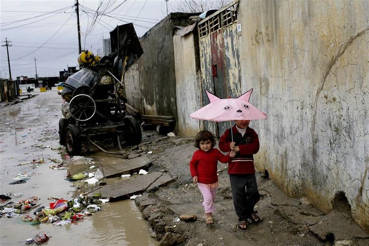 Ifølge Unicef er to millioner irakiske børn lige nu fejlernærede, savner skolegang, eller er i risiko for både sygdomme og vold. 