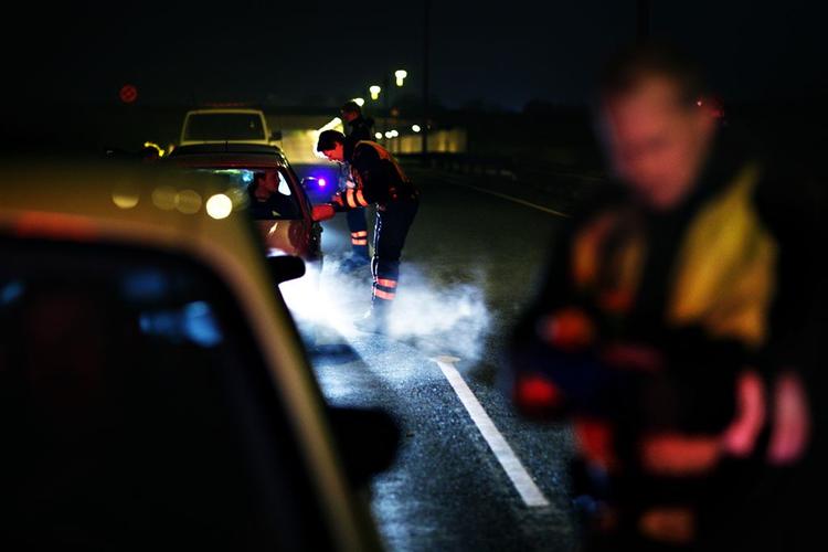 Politiet i København holdt spritrazzia på Amager, hvor 6 af eftermiddagens 7 spritbilister blev snuppet.  Her er det Englandsvej ved lufthavnen, hvor hele kørebanen var spærret af, så alle bilister kunne blæse i alkometeret. 