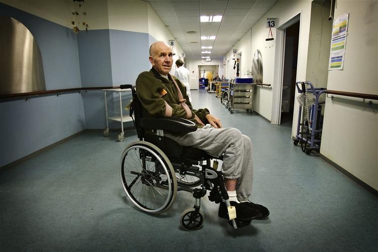 Benny Jersborg venter på fjerde uge på at forlade Amager Hospital. Lægerne er færdige med at behandle hans blodprop i hjernen, men han er lammet i højre side af kroppen og skal derfor på plejehjem. Men der er venteliste. 