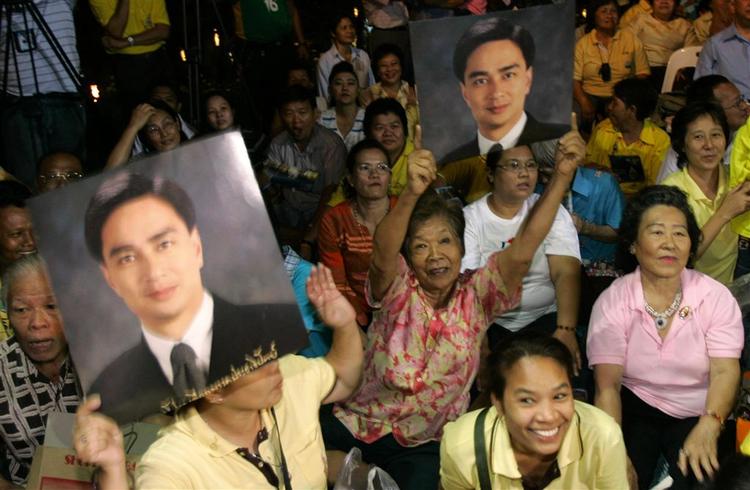 Valgmøde op til weekend med tilhængere af Demokraternes kandidat, Abhisit Vejjajiva. 