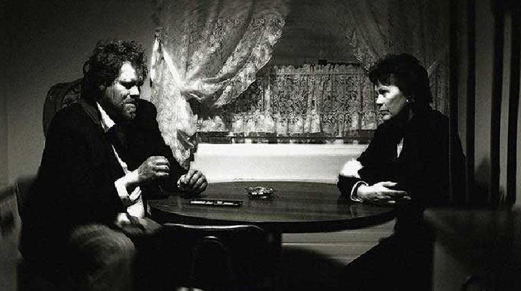 Fotograf Bergsteinn Björgulfssons stiliserede sort-hvide realisme varsler ulykke fra første billede i Ragnar Bragasons film Børn. Foto fra filmen