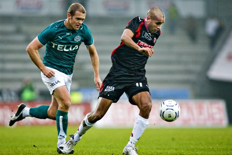 Simon Poulsen (th.) fra FCM er blevet solgt til den hollandske fodboldklub AZ Alkmaar. 