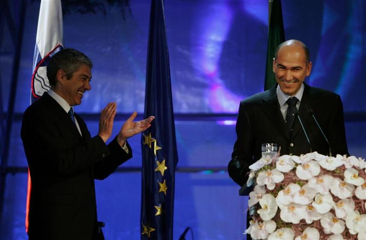 Sloveniens regeringschef Janez Jansa, til højre, smiler til sin portugisiske kollega Jose Socrates. 