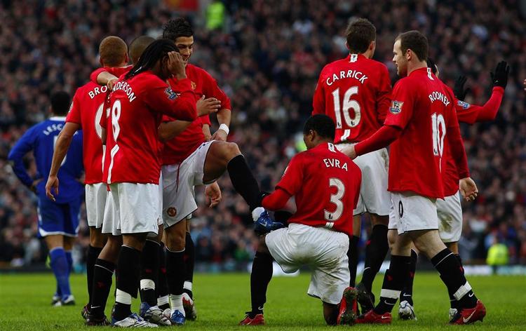 Manchester Unites Cristiano Ronaldo fejres af holdkammeraterne efter en af hans to scoringer mod Everton. 