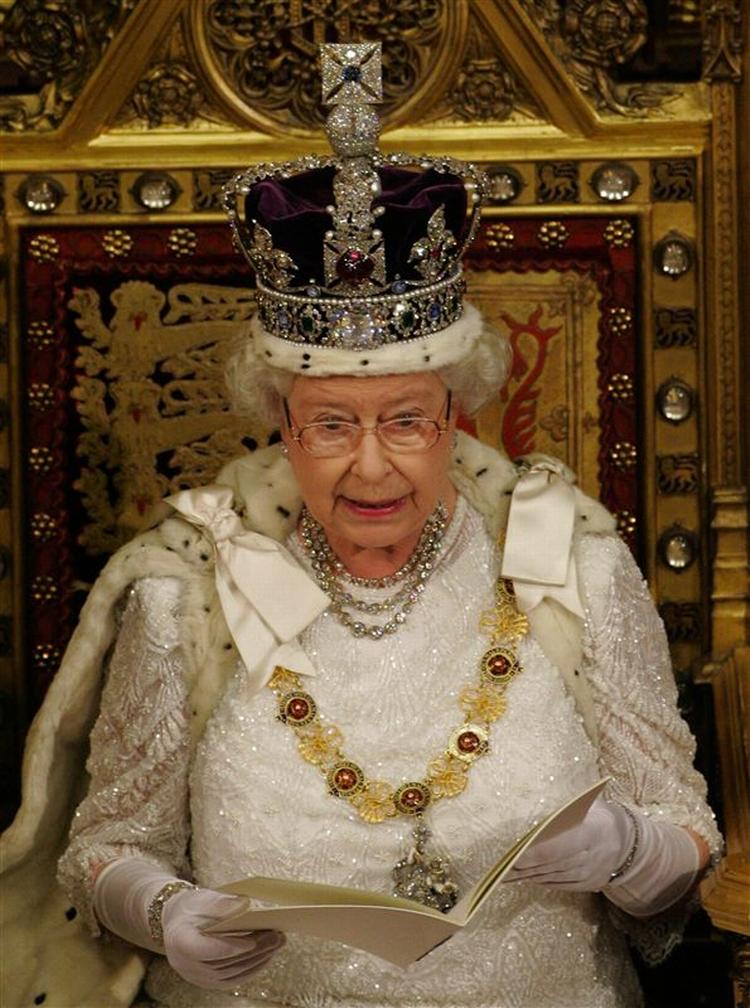 Den britiske dronning Elizabeth II lægger sin årlige juletale på Youtube for at ramme den unge målgruppe. 