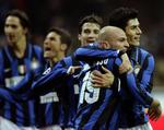 Inters Esteban Cambiasso bliver fejret efter sin scoring i lokalderbyet mod AC Milan, som Inter vandt 2-1. 