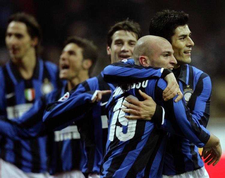 Inters Esteban Cambiasso bliver fejret efter sin scoring i lokalderbyet mod AC Milan, som Inter vandt 2-1. 