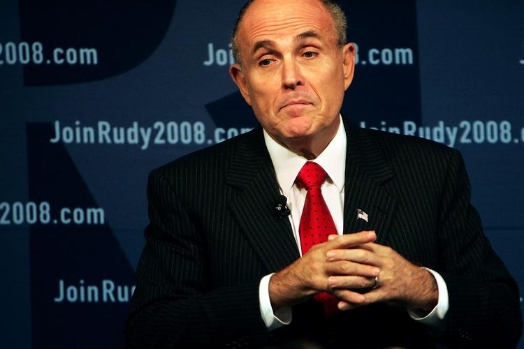 Den republikanske præsidentkandidat, Rudy Giuliani, er blevet hasteindlagt kun to uger før de første primærvalg. 
