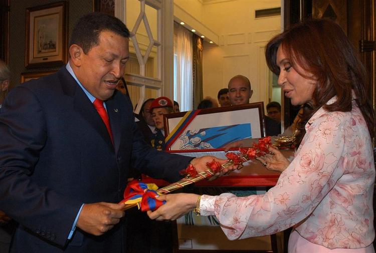 USA beskylder Venezuelas præsident Hugo Chávez og Argentinas nyvalgte præsident Cristina Fernández de Kirchner for at have udvekslet ulovlige støttepenge i Argentinas valgkamp. 