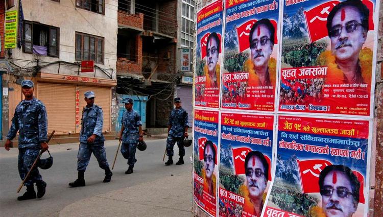 Mange års konflikt med de kommunistiske oprørere har sat sig præg på bybilledet i Nepals hovedstad Kathmandu. 