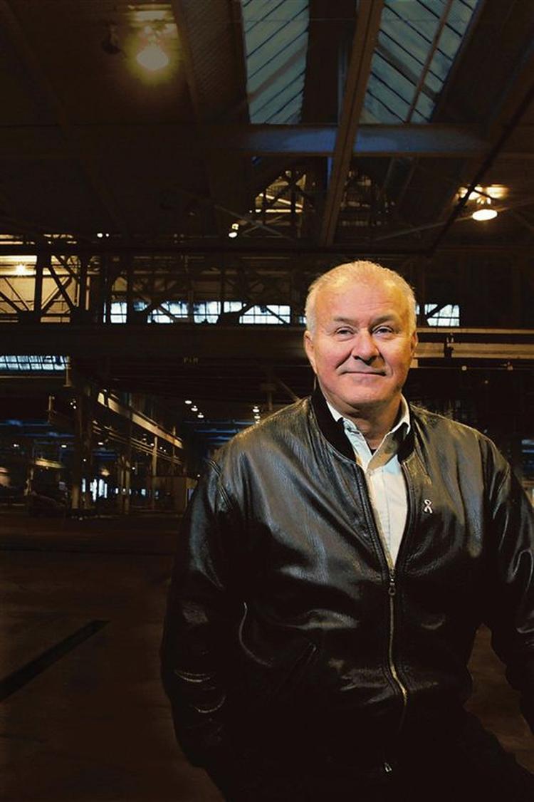 Tag-milliardæren Ken Hendricks døde fredag, da han faldt igennem sit eget garagetag. 