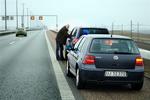 Danskerne kører stærkere og flere bliver dræbt i trafikken. Men politiet uddeler færre klip i kørekortene. 