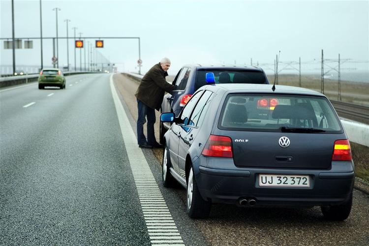 Danskerne kører stærkere og flere bliver dræbt i trafikken. Men politiet uddeler færre klip i kørekortene. 