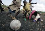 Børn spiller fodbold i en flygtningelejr i Mugunga i Goma, Congo. November 2007. 