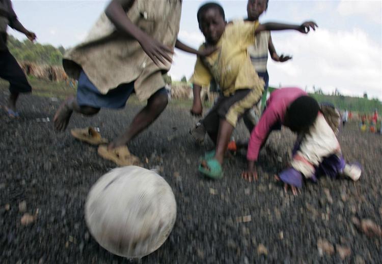 Børn spiller fodbold i en flygtningelejr i Mugunga i Goma, Congo. November 2007. 