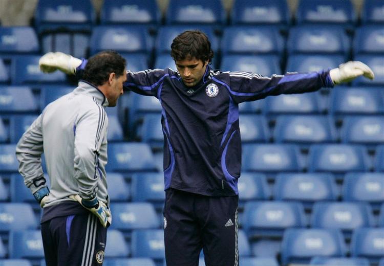 Henrique Hilario (th.) skal spille sin 20. kamp for Chelsea i morgen mod Aston Villa. 
