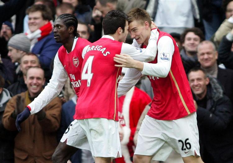 Nicklas Bendtner lykønskes af Cesc Fabregas efter at have scoret sit første mål i Premier League. 