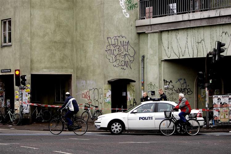 Politiet har afspærret dele af Nørrebro station, efter skud var løsnet 1. juledag. 